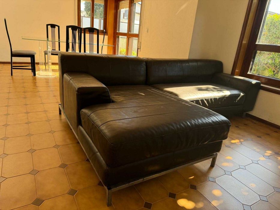 Sofá em pele com chaise longue