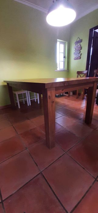 Mesa de refeição em madeira (cor cerejeira)