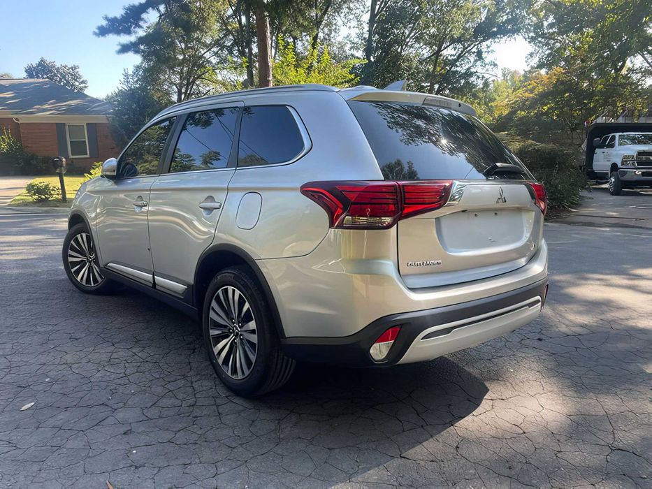 Mitsubishi Outlander      2020