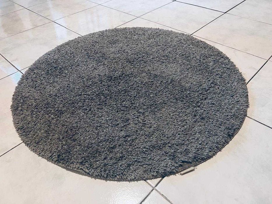 Tapete redondo 70cm, macio e confortável, em bom estado, ideal para quarto ou casa de banho.