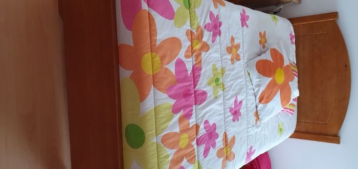 Cama individual em madeira maciça Pinho Mel com estrado e colchão