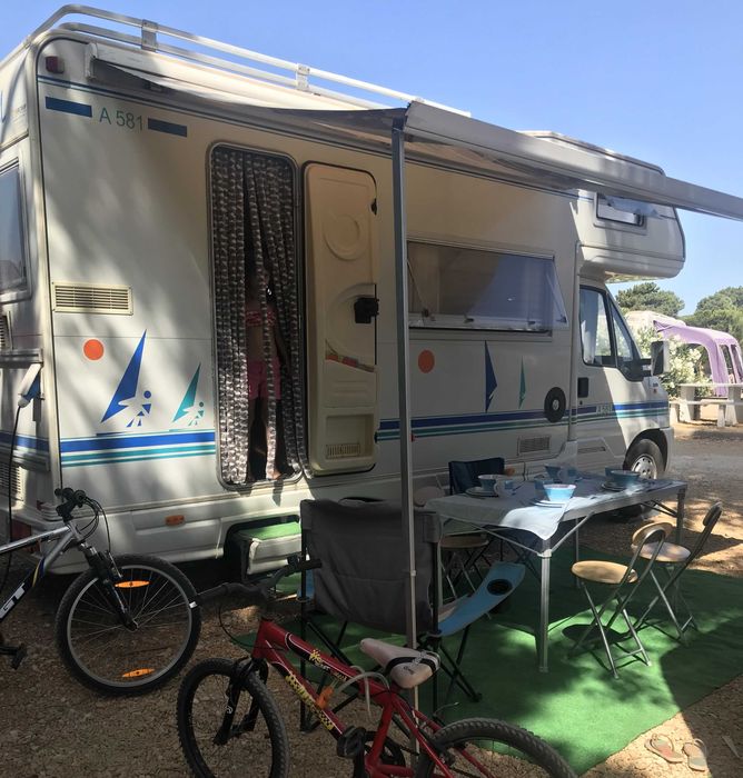 Autocaravana Fiat Ducato 2.8 com 6 lugares com cinto segurança