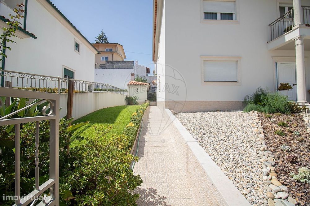 Moradia T4 para venda