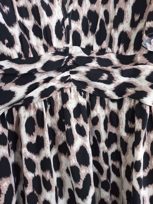 Vestido fresquinho,  elegante, tecido não  amarrota.Novo