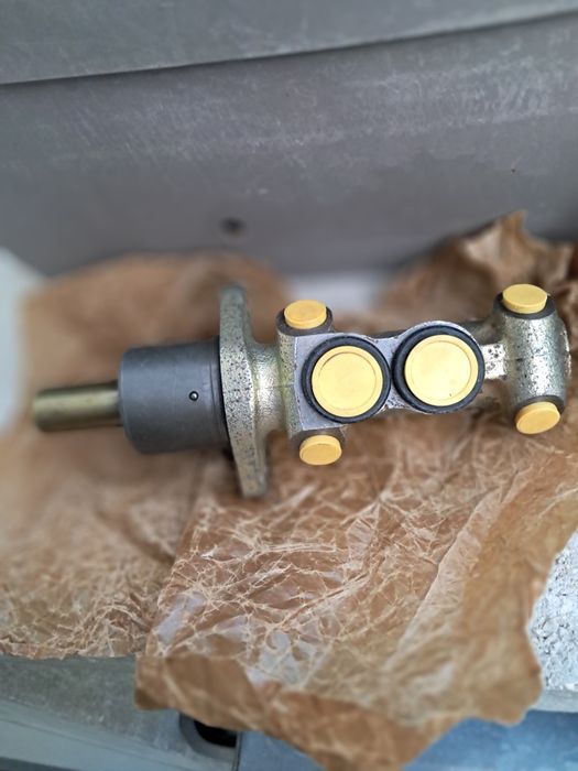 Bomba principal de travão 
A imagem mostra uma bomba principal de trav