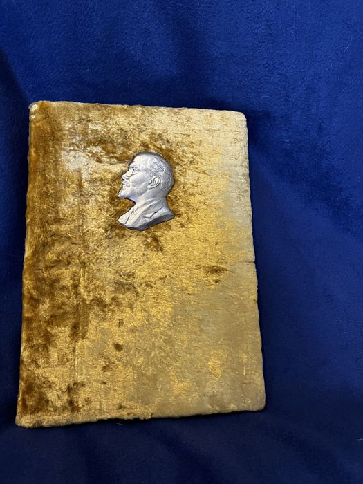 Фотоальбом с Лениным, барельеф