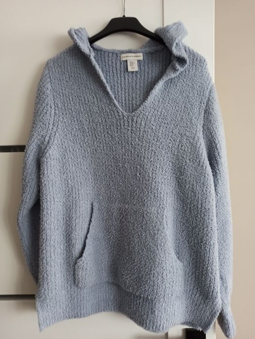 Sweter z kapturem