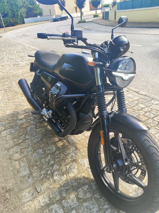 Moto Guzzi V7 Stone centenário como nova