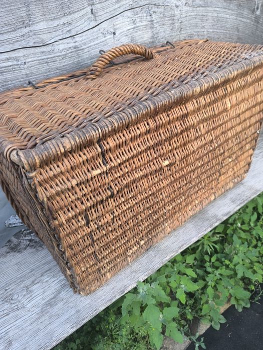 Древний плетёный из лозы антикварный чемодан.чемодан.