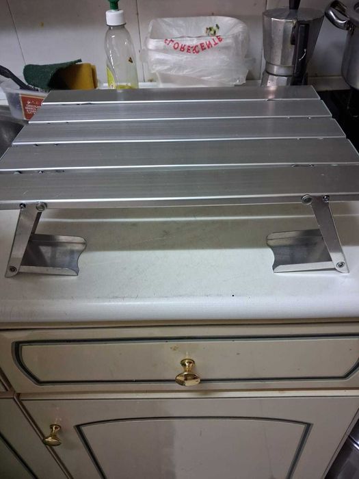 Pequena mesa de campismo dobravel aluminio 30 x 40, altura 10 a 15 cms