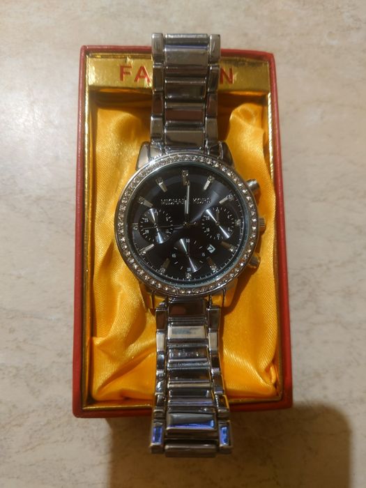 Часы бренд  стильные