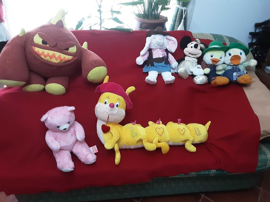 Peluches vários skylanders, minie etc