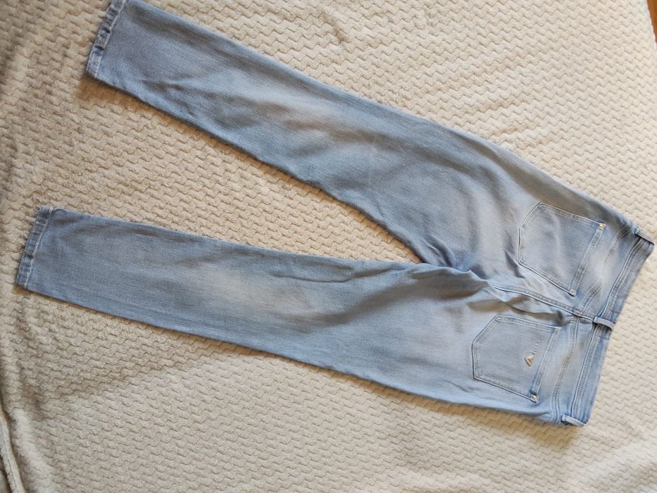 Niebieskie jeansy skinny Guess rozmiar 31