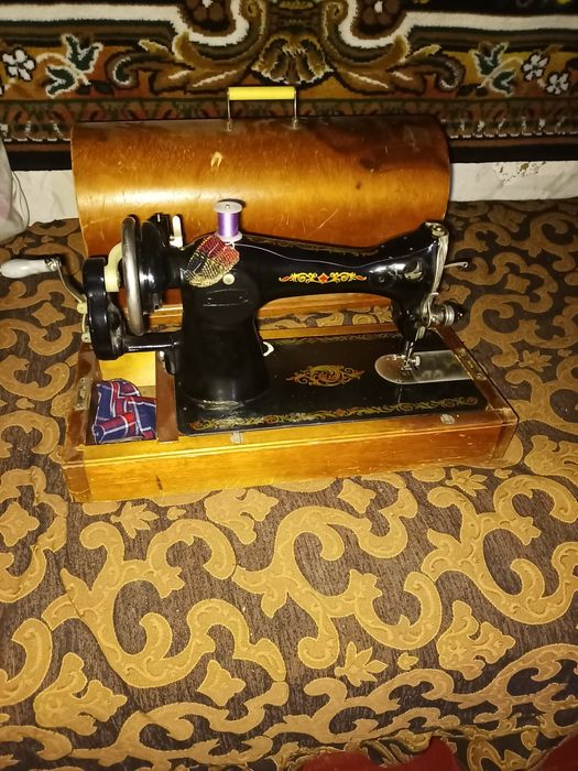 Швейна машинка,механічна,в користуванні майже небула