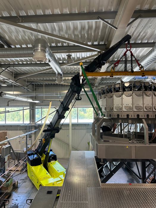 Rekokacje maszyn i zbiorników - kompaktowy żuraw elektryczny 18 TON