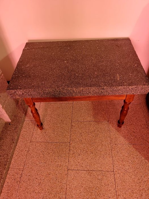 Mesa de granito e madeira