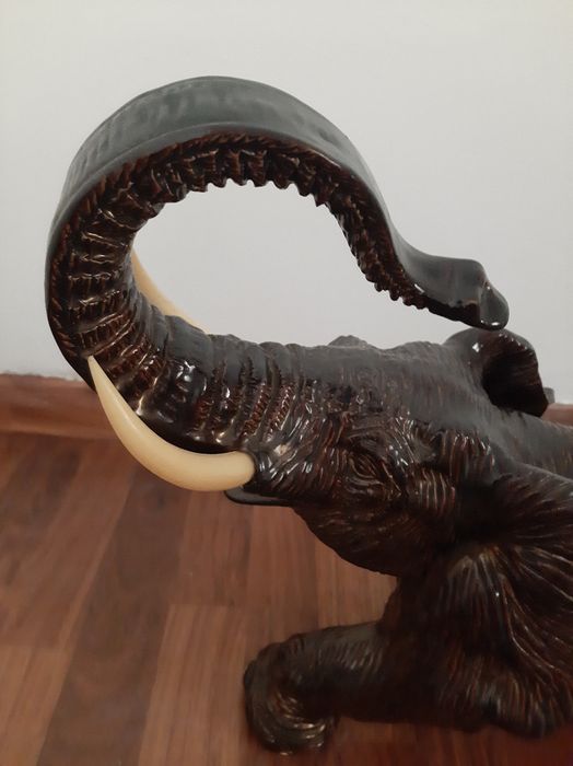 Elefante grande em cerâmica