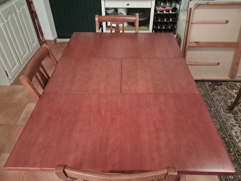 Mesa de jantar, em cerejeira