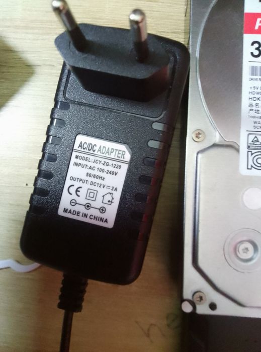 Два жёстких диска Toshiba по три ТБ.