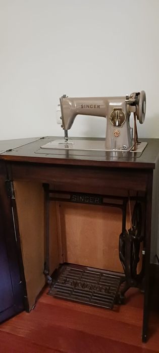 Movel com maquina de costura singer como nova