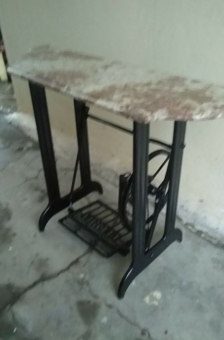 Mesa em ferro com tampo em pedra