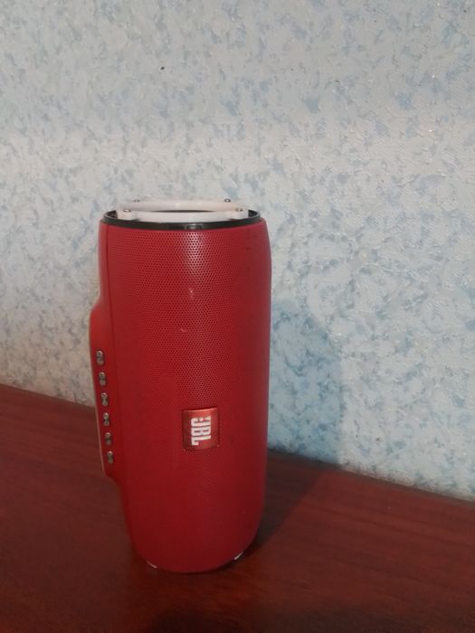 Портативная музыкальная колонка JBL