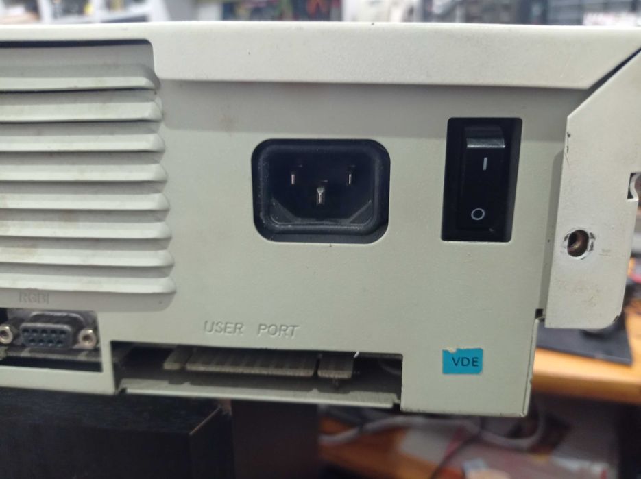 Commodore 128D bez klawiatury