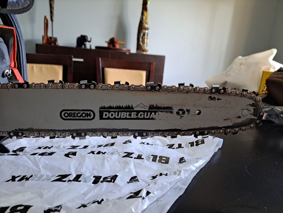 Motosserra  com poucas horas de trabalho.