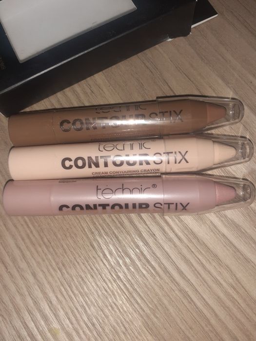 Conjunto de 3 lápis de maquilhagem para rosto. Technic Contour Stix