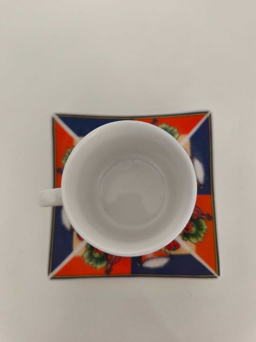 Chávena de café com pires quadrado