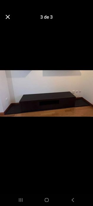 Móvel de TV em madeira escura