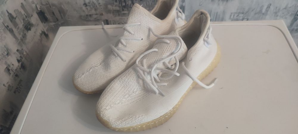 Продам кросівки ADIDAS YEEZY BOOST 350 V2 ,42 розміру .