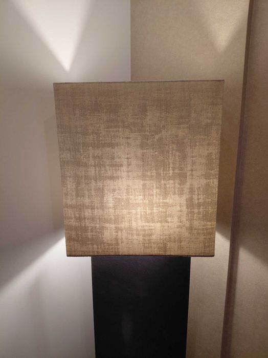 Candeeiro de pé estilo contemporâneo