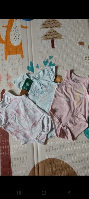 Trzy sztuki: nowr body na ramiączkach r. 86, białe, różowe, miet