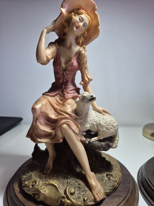 Estatuetas de marfinite pintadas à mão, made in Portugal
