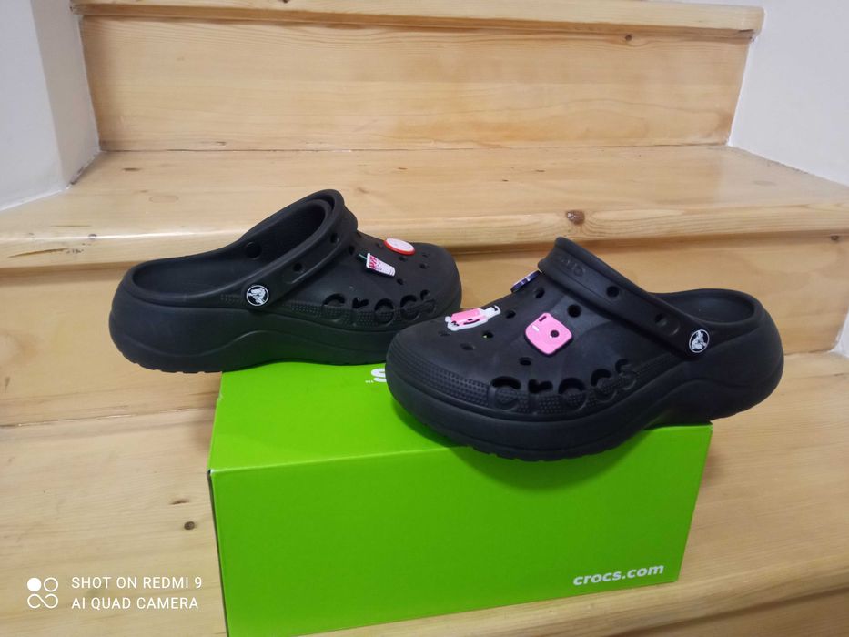 Crocs Baya czarne na platformie r.37 z przypinkami