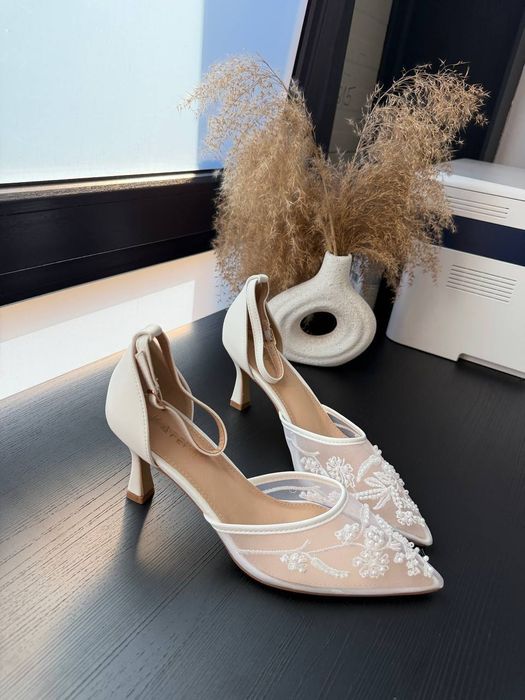 Туфлі на зручному каблуку з вишивкою