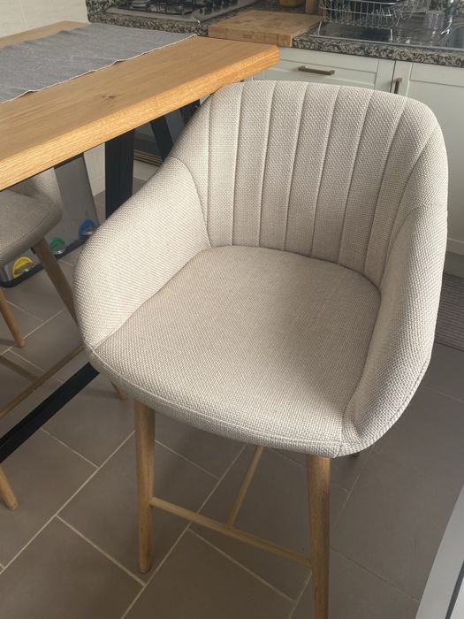 Mesa de cozinha com cadeiras
