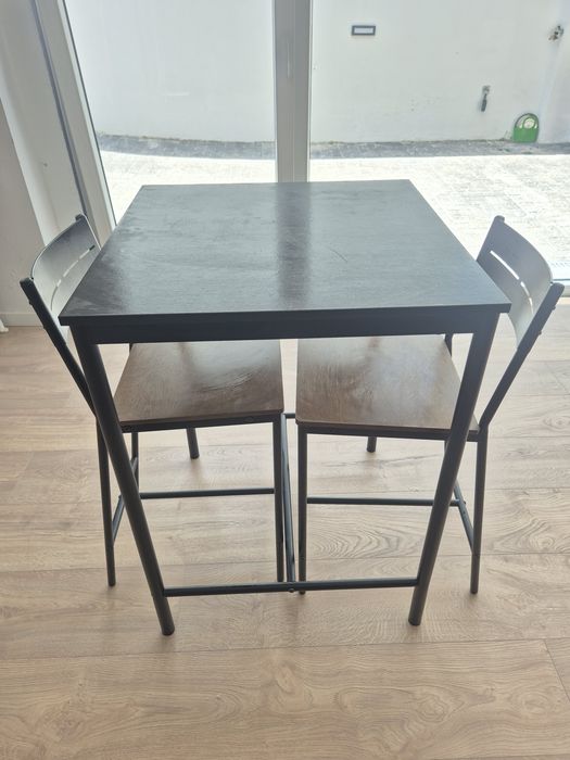 Mesa e cadeiras altas Ikea