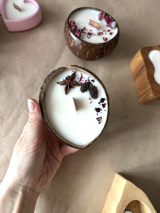 Свічки у половинці кокоса, свічки у цілому кокосі.