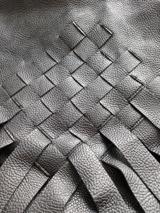 Czarna torebka z fredzlami.