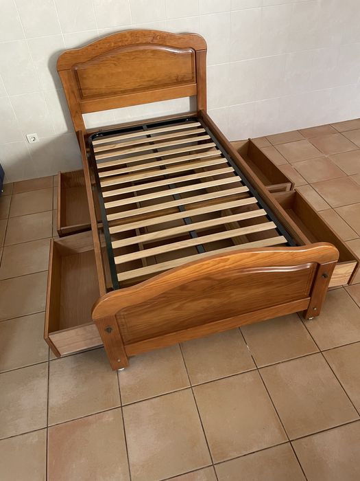 Cama de solteiro + movel + candeeiro + molduras