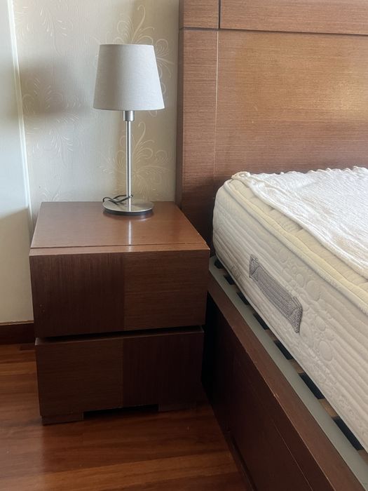 Cama de casal e mesas de cabeceira