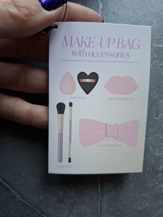 Kosmetyczka z akcesoriami do makijażu - prezent - Nowe