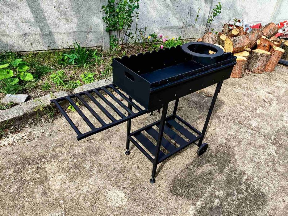 Grill ogrodowy ogniskowy trójnóg. Grill