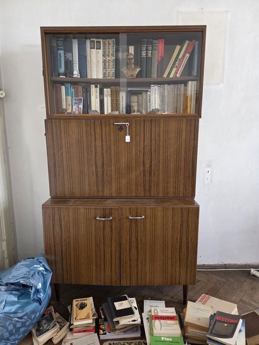 Oddam biblioteczkę na drewnianych nóżkach
