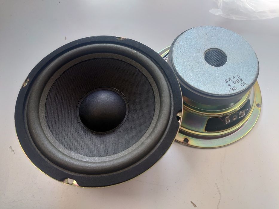 Автомобильные  мощные динамики с большими магнитами . 2 ом.