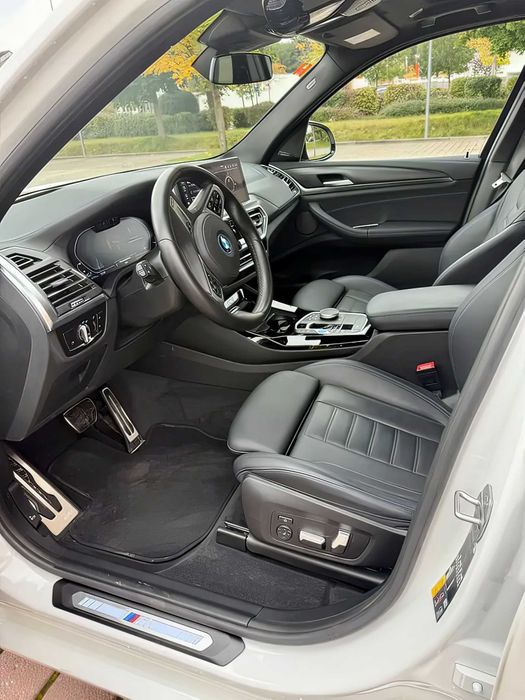 BMW iX3      2023