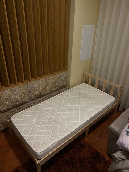 Estrutura de cama de solteiro com colchão