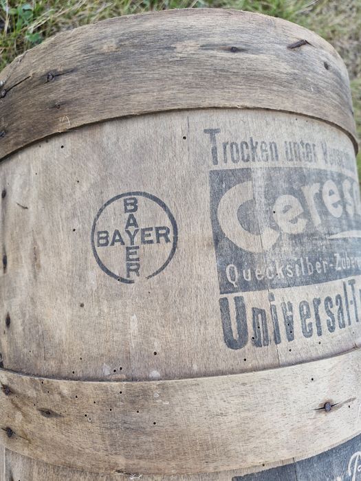 III Rzesza. Beczka Bayer po środku grzybobójczym. Stara beczka